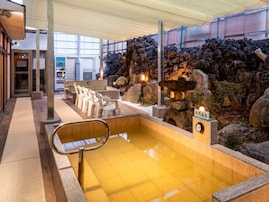 【東京都の人気銭湯】「深川温泉 常盤湯」は江戸情緒と現代的な設備が融合した施設。琥珀色の天然温泉でリラックス