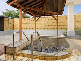 【茨城県の人気スーパー銭湯】「小美玉温泉 湯～GO！」は琥珀色の天然温泉が自慢の施設。食事処のメニューも充実