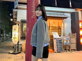 「デート風ショットきたぁ」本田紗来、美脚際立つオフショットに反響！ 「お人形さんかな」「きれい」