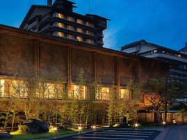 【福島県の人気ホテル】「磐梯熱海温泉 ホテル華の湯」は多彩な湯船で湯舎めぐりを楽しめる宿