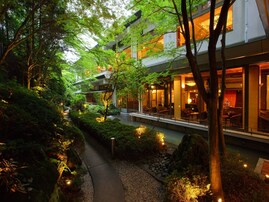 【宮城県の人気ホテル】「仙台秋保温泉 ホテルニュー水戸屋」は16趣の湯巡りが楽しめる宿