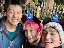 「男3人ディズニー最高」お笑い芸人、竹内涼真らとディズニーショット公開「目立つし、周りは大騒ぎだね」