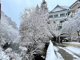 【楽天トラベル春セール】「会津東山温泉 くつろぎ宿 新滝」が今だけ特別価格に！ 渓流沿いの露天風呂と季節の味覚を満喫【2月16日】