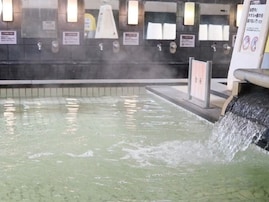 【大阪府の人気スーパー銭湯】「極楽湯東大阪店」は多彩な露天風呂と充実のサウナが魅力の施設。天然温泉「つくもの湯」でリラックス