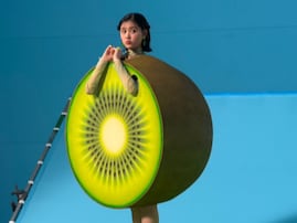 「だいぶシュールw」原菜乃華、フルーツになった姿に反響「可愛すぎ」「もったいなくて食べられなそう」