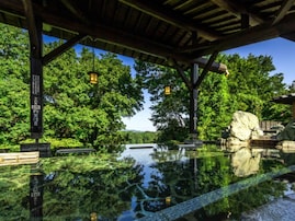 【埼玉県の人気スーパー銭湯】「宮沢湖温泉 喜楽里別邸」は豊かな自然に囲まれた大人向け施設。源泉の湯とテラスでリラックス