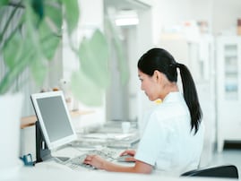 夜勤もあり「親や兄弟に迷惑を……」29歳看護師、年収500万円。「思うように貯められない」実家暮らしの現実