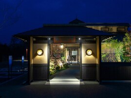 【兵庫県の人気スーパー銭湯】「天然湧湯 吟湯 湯治聚落」は和モダンな空間が魅力の施設。高濃度炭酸泉でリラックス