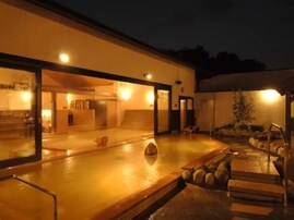 【兵庫県の人気スーパー銭湯】「天然温泉 湯庵」は有馬温泉と同じ「金の湯」が楽しめる施設。源泉かけ流しでリラックス