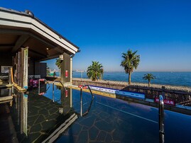 【神奈川県の人気スーパー銭湯】「横須賀温泉 湯楽の里」は東京湾を一望できる絶景オーシャンビューが自慢