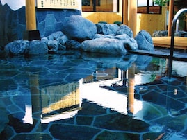 【大阪府の人気日帰り温泉】「天然温泉つくもの湯 極楽湯枚方店」は多彩な露天風呂が魅力の施設。天然温泉とサウナでリラックス