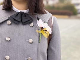 なぜPTAは卒業式の「コサージュ」で揉めるのか？ 泥沼の対立をスパッとなくす“いっそ配らない”選択