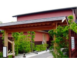 【大阪府の人気スーパー銭湯】「天然温泉 華の湯」は加水・加温なしの「純生」温泉が楽しめる施設。源泉かけ流しの湯船でリラックス