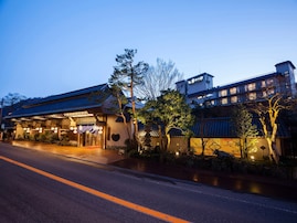 【兵庫県の人気ホテル】「湯村温泉 佳泉郷 井づつや」は現代の名工が手掛ける料理と八つの湯処が魅力