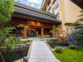【福島県の人気ホテル】「土湯温泉 ホテル山水荘」は荒川の滝を望む絶景露天風呂が自慢の宿
