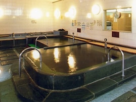 【兵庫県の人気銭湯】「灘温泉水道筋店」は源泉かけ流しの冷温交互浴が魅力の施設。天然温泉でリラックス