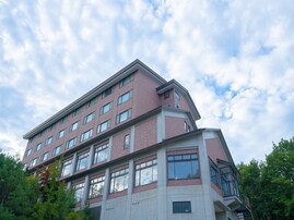 【楽天トラベルセール】「磐梯はやま温泉 猪苗代観光ホテル」が今だけ特別価格に！ 展望露天風呂と広々客室で過ごす温泉リゾート【3月9日】