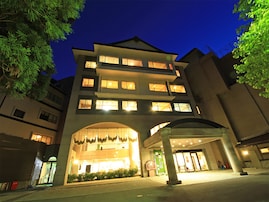 【福島県の人気ホテル】「会津東山温泉 くつろぎ宿 新滝」は、4種の源泉かけ流しを湯巡りで楽しむ宿