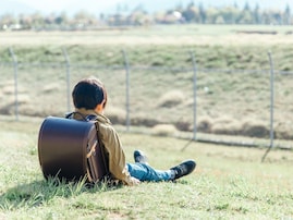 同級生から「死ぬ印」と暴言…小3息子のいじめに佐々木正美さんが「相手を罰しない」ことを勧める理由