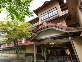 【岩手県の人気日帰り温泉】「鉛温泉 藤三旅館」は宮沢賢治も愛した名湯。湯船の深い立居浴「白猿の湯」で源泉を堪能