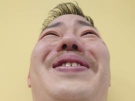 「甲状腺の病気の心配が」人気芸人、「首が太くなりすぎ」な相方の写真に心配の声「まずは病院？」「ほぼ親指」