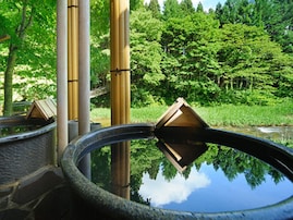 【岩手県の人気日帰り温泉】「結びの宿 愛隣館」は17もの湯船を楽しめる施設。森林浴をしながらの露天風呂でリラックス