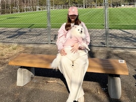 「妊婦コーデまで可愛い」第1子妊娠中の藤田ニコル、愛犬とお揃いコーデの散歩ショット！ 「可愛い天使」