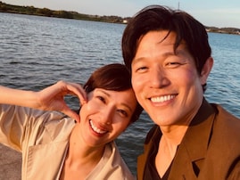 「期待して…いいんですね!?」鈴木亮平、“夫婦”ショットを公開！ 「エモすぎる」「なんか泣ける」