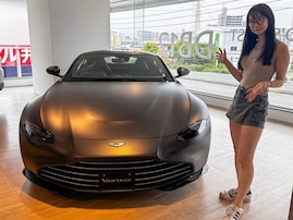 「美脚！？」相沢菜々子、高級車とのツーショットで美脚を披露！ 「相沢さんにばかり視線がいきます」