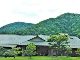 【兵庫県の人気スーパー銭湯】「かすみ矢田川温泉」は矢田川沿いの自然を満喫できる施設。露天風呂でリラックス