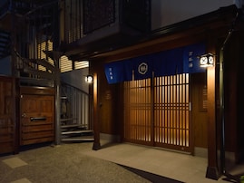 【東京都の人気銭湯】「万年湯」は都心のかくれ湯で癒やされる施設。軟水使用のバリエーション豊かなお風呂でリラックス