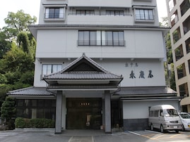 【武雄温泉の人気ホテル】「ホテル春慶屋」は100％かけ流しの展望露天風呂が自慢