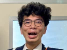 「仁さんの若い頃にそっくり」片桐仁、イケメン次男の個性的な卒業式ショットを披露！ 「遺伝子強www」