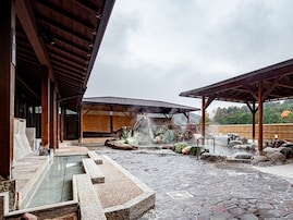 【岐阜県の人気日帰り温泉】「武芸川温泉」は天然温泉と充実の岩盤浴が自慢の施設。7つの湯処でリラックス