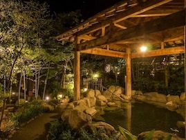 【福岡の人気日帰り温泉】「源泉野天風呂 那珂川清滝」は四季の移ろいを感じる施設。多彩な露天風呂でリラックス