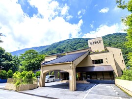 【楽天トラベル売れ筋1位】「箱根湯本温泉 ホテルおくゆもと」は源泉かけ流しと渓流の癒しを楽しむ宿【3月31日】