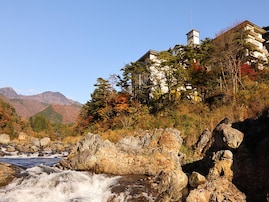 【楽天トラベル春夏フェア】栃木県「鬼怒川温泉 花の宿 松や」が今だけ特別価格に！ 渓谷を望む露天風呂と美肌の湯【4月1日】