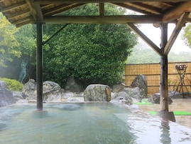 【栃木県の人気日帰り温泉】「日帰り温泉 観音湯」はとろとろの“元祖美人の湯”が自慢の施設。温泉の湯で練り上げた泥パックも楽しめる