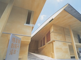 【宮城県の人気日帰り温泉】「早稲田桟敷湯」は早稲田大学の学生が掘削した歴史ある施設。含硫黄の温泉でリラックス