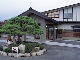 【宮城県の人気日帰り温泉】「豆坂温泉 三峰荘」は源泉100％かけ流しを楽しめる施設。四季折々の露天風呂でリラックス