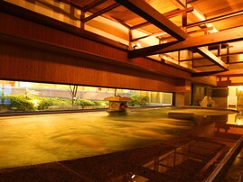 【伊香保温泉の人気ホテル】「伊香保温泉 ホテル木暮」は北関東最大級の湯殿と黄金の湯が自慢の宿