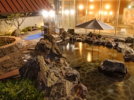 【栃木県の人気日帰り温泉】「真岡いがしら温泉 おふろcafé いちごの湯」はいちごが主役の滞在型施設