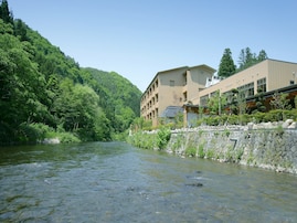 【楽天トラベル春夏フェア】岩手県「志戸平温泉 游泉 志だて」が最大21％オフ！豊沢川のせせらぎと2種の泉質で楽しむ贅沢な湯時間【4月8日】