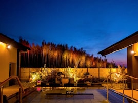 【京都府の人気スーパー銭湯】「竹取温泉 灯りの湯」は竹林に囲まれたリゾート気分を味わえる施設。幻想的な露天風呂でリラックス