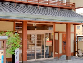 【京都府の人気スーパー銭湯】「誠の湯」は旅館が運営する本格派施設。“木の湯”と“石の湯”でリラックス