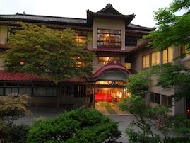 【岩手県の人気ホテル】「鉛温泉 藤三旅館」は日本一深い自噴岩風呂と総けやきづくりの宿