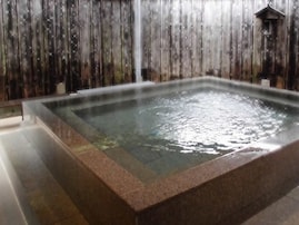 【佐賀県の人気日帰り温泉】「天然ぬるぬる 有田温泉」は唯一無二のヌメリ感が自慢の施設。源泉かけ流しの冷鉱泉でリラックス