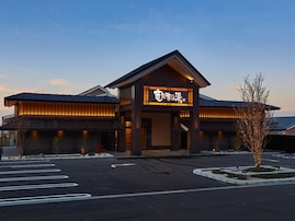 【愛知県の人気スーパー銭湯】「天空SPA HILLS 竜泉寺の湯 名古屋守山本店」は夜景と天然温泉が自慢の施設。バリエーション豊かな13種の浴槽でリラックス