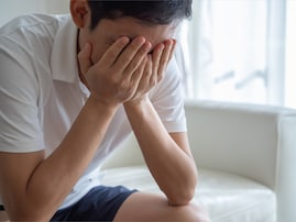 飲み会後の“脳内反省会”に苦しむ人へ。直木賞作家が語る「恥ずかしい過去」の正体