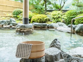 【静岡県の人気スーパー銭湯】「湯風景しおり」は癒しと食の総合案内施設。多彩な露天風呂でリラックス